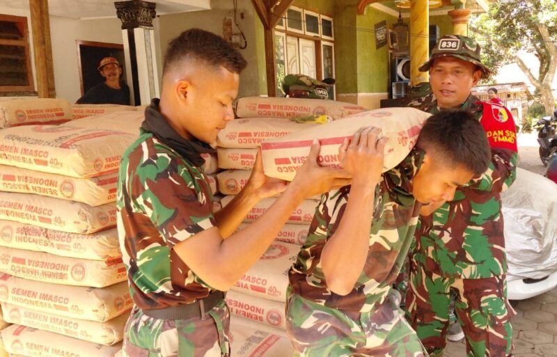 Perkuat Semangat Gotong Royong, Kapten Czi Joko Susilo Turun Langsung Angkut Semen