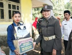 Bupati Lumajang dan Forkopimda Salurkan Bansos ke Warga di Lokasi TMMD ke-129