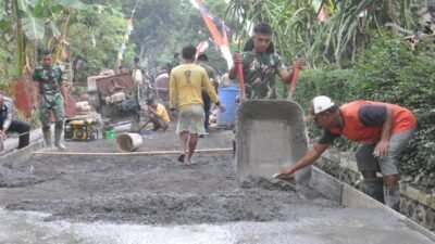 Prada Muhammad Fathor Rosi dan Warga Gotong Royong Percepat Rabat Beton Demi Kelancaran Akses