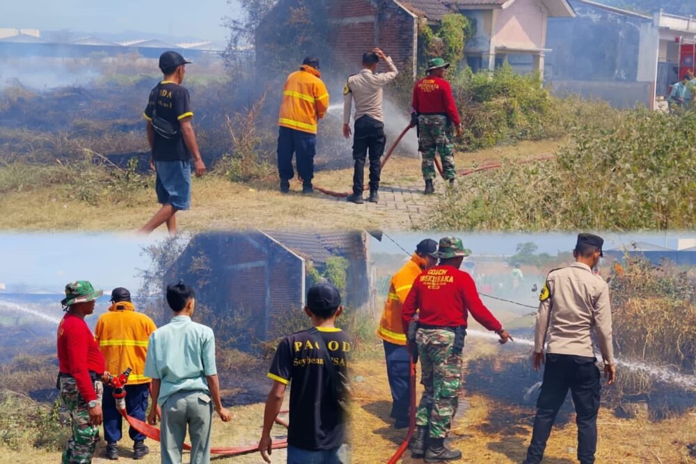 Lahan Kosong Terbakar, Babinsa dan Warga Sigap Padamkan Api