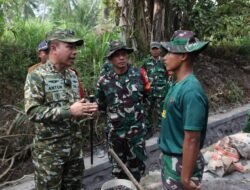 Dansatgas TMMD Sapa Personel di Lokasi Rabat Beton, Berikan Semangat untuk Percepatan Pembangunan Desa