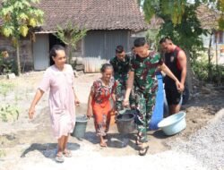 Satgas TMMD ke-129 Bojonegoro Salurkan 16 Ribu Liter Air Bersih, TNI Bantu Lansia Angkut Air ke Rumah