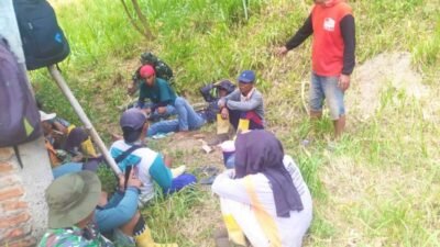TMMD ke-129 Bojonegoro Ajak Warga Ngopi Lesehan di Sela Pengecoran Jalan