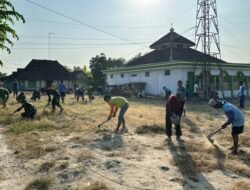 Jejak Bakti Satgas TMMD 129 Bojonegoro: Jadikan Halaman Masjid Dusun Krebet Bersih dan Nyaman untuk Ibadah