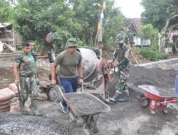 Optimalkan Mesin Molen, Prada Muhammad Fathor Rosi Percepat Pengecoran Jalan untuk Warga