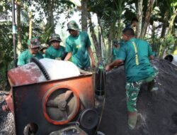 Prada Agus Nur Hidayat Operasikan Molen, Percepat Pengecoran Jalan Sasaran TMMD ke-129