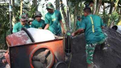 Prada Agus Nur Hidayat Operasikan Molen, Percepat Pengecoran Jalan Sasaran TMMD ke-129
