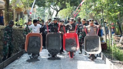 Bupati Lumajang Tinjau Sasaran TMMD ke-129, Pengecoran Jalan Secara Simbolis