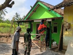 Sertu Yoga Pratama Rapikan Atap Teras dan Lakukan Pengacian, RTLH Ibu Ety Kian Rampung