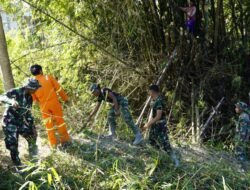Jaga Ekosistem, Satgas TMMD 129 Bojonegoro dan Warga Bersihkan Bantaran Sungai Kesongo