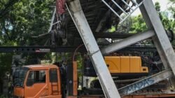 JPO Tendean Diseruduk Truk, Jalan Mampang Arah Pasar Santa Masih Ditutup