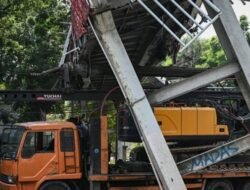 JPO Tendean Diseruduk Truk, Jalan Mampang Arah Pasar Santa Masih Ditutup