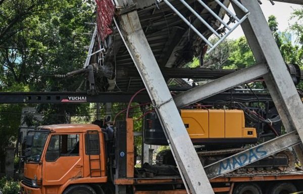 JPO Tendean Diseruduk Truk, Jalan Mampang Arah Pasar Santa Masih Ditutup