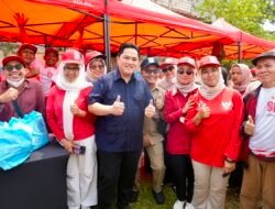Menpora Erick Bagikan Sembako dan Alat Olahraga di Cakung