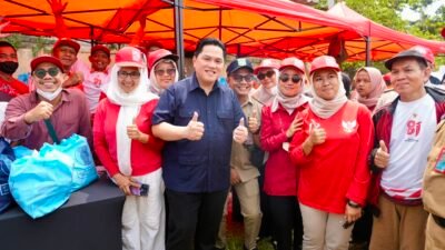 Menpora Erick Bagikan Sembako dan Alat Olahraga di Cakung