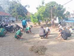 Satgas TMMD Bersihkan Kantor Desa Ledok Tempuro
