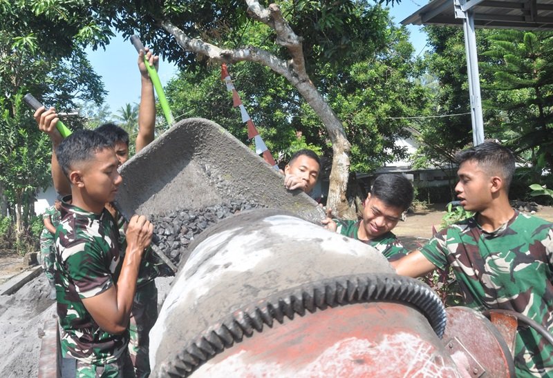 Satgas TMMD Pastikan Komposisi Adukan Beton Tepat Demi Jaga Kualitas