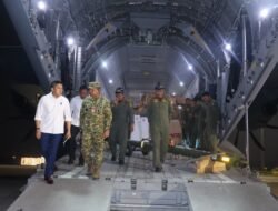 Danlanud Halim Dampingi Seskab Tinjau Pengiriman 31 Ton Bantuan Bencana ke NTT