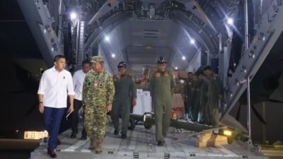 Danlanud Halim Dampingi Seskab Tinjau Pengiriman 31 Ton Bantuan Bencana ke NTT