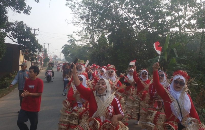 Warga Desa Dangdang Cisauk Antusias Ikuti Jalan Sehat HUT ke-81 RI
