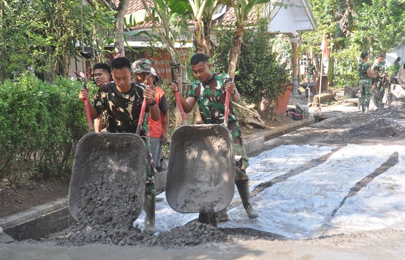 Distribusi Adukan Beton TMMD ke-129 Dioptimalkan, Dukung Kelancaran Pengecoran Jalan