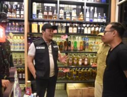 Bupati Sidoarjo Tutup Tiga Toko Miras saat Sidak, 624 Botol Disita