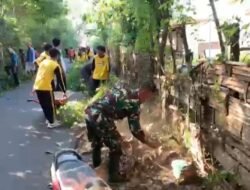 Koramil Wonomerto Pelopori Pelaksanaan Kerja Bakti Bersihkan Jalan Desa Binaan