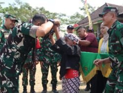 Senyum Tiga Generasi Sambut Jenderal: Potret Hangat Kunjungan Wasev TMMD 129 Bojonegoro di Kesongo