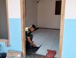 Wujudkan Impian Rumah Layak Huni, Satgas TMMD 129 Bojonegoro dan Warga Gotong Royong Pasang Keramik di Rumah Ibu Tini