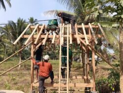 Perkuat Keamanan Lingkungan, Sertu Yoga Pratama Bersama Anggota Bantu Warga Bangun Pos Kamling