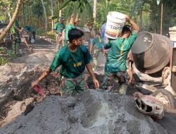 Satgas TMMD ke-129 Dukung Percepatan Pengecoran, Material Didistribusikan Menggunakan Ember
