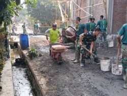 Gotong Royong Warga dan Satgas TMMD Percepat Pembuatan Adonan Beton