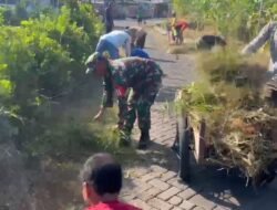 Jalan Desa Dipenuhi Rumput, Babinsa dan Warga Sigap Lakukan Pembersihan
