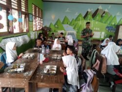 Pastikan Tepat Sasaran dan Berjalan Lancar, Babinsa Pohjentrek Kawal Langsung Distribusi MBG ke Sekolah