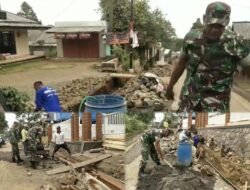 Wujud Kepedulian untuk Lingkungan, Babinsa Kalipucang Bersama Warga Gotong Royong Bangun Drainase Masjid
