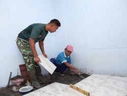 Pemasangan Keramik RTLH TMMD ke-129 Terus Berlanjut, Rumah Ibu Tuha Kian Mendekati Rampung