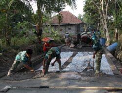 Pengecoran Rabat Jalan TMMD ke-129 Terus Dikebut, Percepat Penyelesaian Infrastruktur Desa