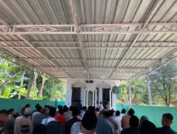 Satgas TMMD Shalat Jumat Bersama Warga Ledok Tempuro