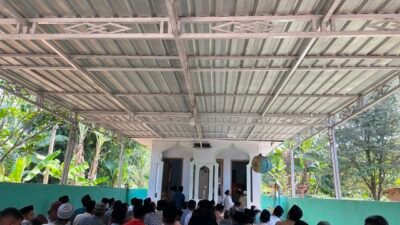 Satgas TMMD Shalat Jumat Bersama Warga Ledok Tempuro
