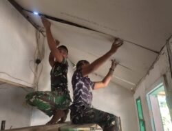 Plafon RTLH Ibu Sumina Dikebut Satgas TMMD 129