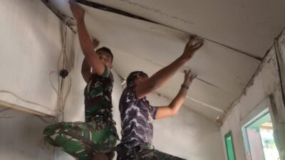 Plafon RTLH Ibu Sumina Dikebut Satgas TMMD 129