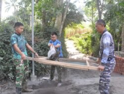 Pengayakan Pasir Dukung Pembangunan Tugu Prasasti TMMD ke-129