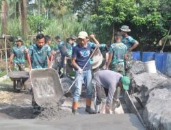 Jelang Penutupan TMMD ke-129, Serda Yunandi Percepat Pengecoran Rabat Beton