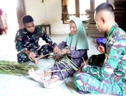 Gagah di Lapangan, Telaten Menganyam Janur: Potret Kemanunggalan Satgas TMMD 129 Bojonegoro di Kesongo