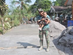 Di Sela Pengerjaan Rabat Beton, Prada Ferdianto Tunjukkan Sisi Humanis Bersama Anak-Anak
