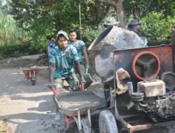 Jelang Penutupan TMMD ke-129, Prada Agus Nur Hidayat Kebut Pengecoran Rabat Beton di Lumajang