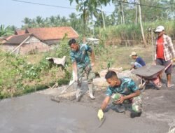 Detail Jadi Perhatian, Prada Aditya Rohman Rapikan Permukaan Rabat Beton TMMD