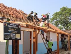 Menembus Terik, Menjaga Harapan: Satgas TMMD 129 Bojonegoro dan Warga Bahu-Membahu Pasang Genteng Rumah Bu Tini
