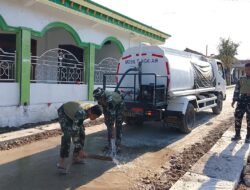 Menjaga Asa di Depan Rumah Ibadah: Kala Satgas TMMD 129 Bojonegoro Setia Merawat Jalan Desa Kesongo