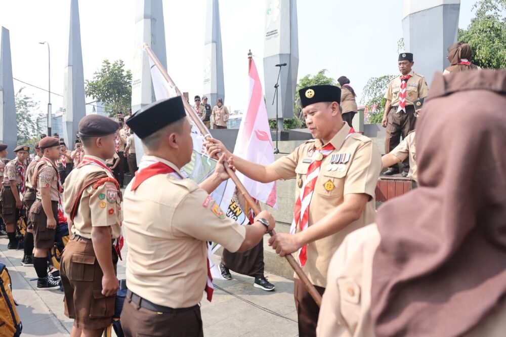 Wali Kota Bekasi Kukuhkan 1.300 Pramuka Garuda